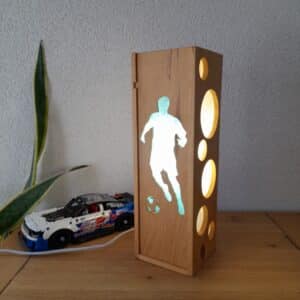 Lampe coffret de bouteille de vin transformé en lampe motif footballeur