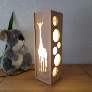 Lampe upcyclé coffret de bouteille de vin transformé en lampe motif girafe