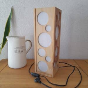 Lampe upcyclé coffret de bouteille de vin transformé en lampe motif rond